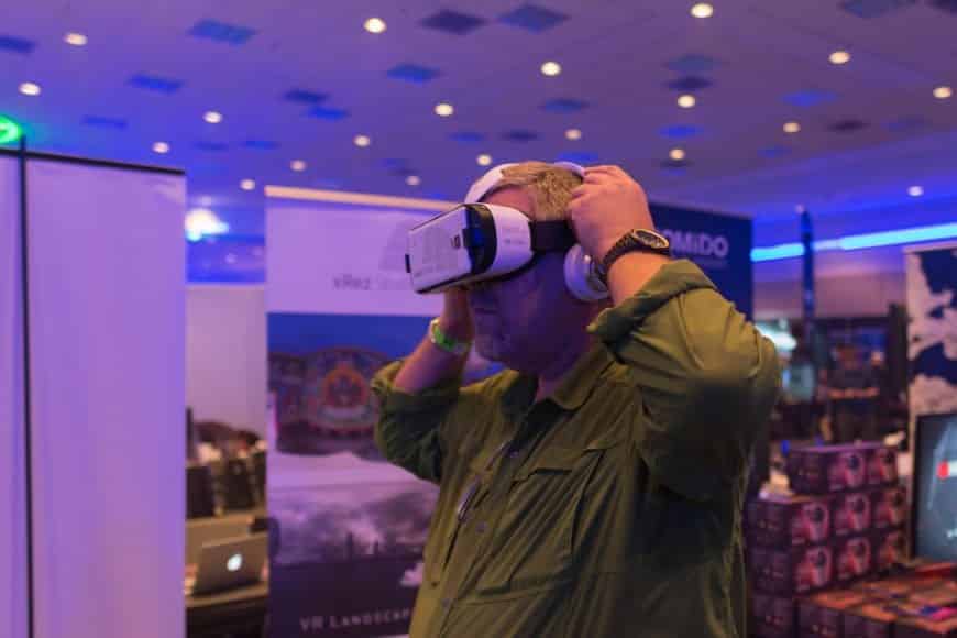 virtual and augmented reality as digital activities to attract trade show attendees